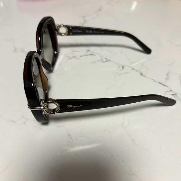 Ferragamo oversized round tortoiseshell sunglasses - Picture 6 of 8